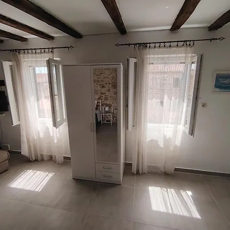 Old Varos Apartment
